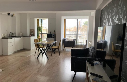 Otopeni Apartment | Gate 35 Airport Stay Pool Access Self Check-in 5 min from OTP AIRPORT