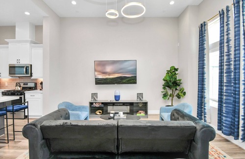 Brookhollow House | Gated, Comfy & Modern 3 BDR Townhome Centrally located near Airport.