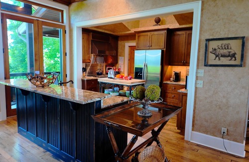 Franklin House | Gated Luxury Lodge - Hot Tub, Mountain Views, Stunning Gardens, Secluded