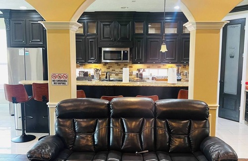 Northside House | Gated spacious 5-bedroom house with fitness room in vibrant Houston