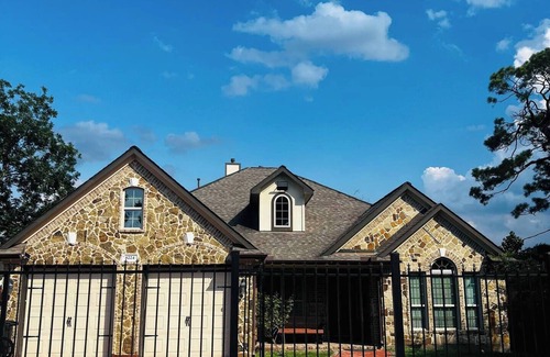 Northside House | Gated spacious 5-bedroom house with fitness room in vibrant Houston