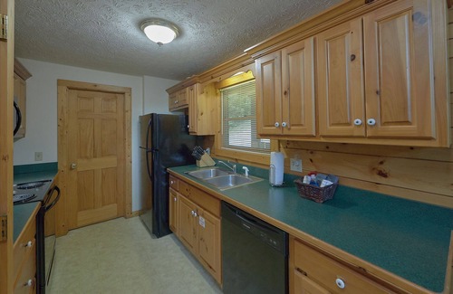 Black Bear Falls Cabin | Gatlin Lodge 3 Miles to Downtown Gatlinburg
