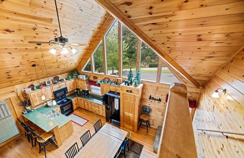 Black Bear Falls Cabin | Gatlinburg Getaway Log Home/Lodge, Best Mountain Views, Minutes from Downtown