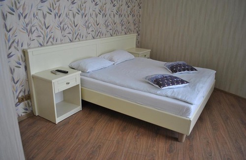 Dzerzhyns'kyi District Hotel | Gelios
