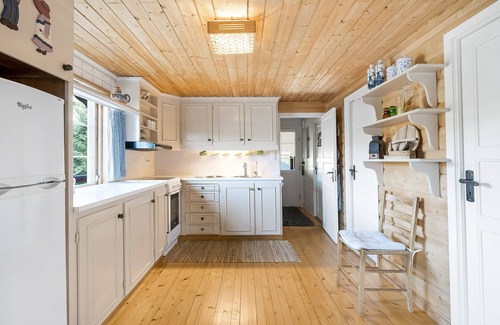 Lyngdal House | Gemütliches Helles Ferienhaus am See mit Panoramaseeblick + Hütte und Nahe Meer