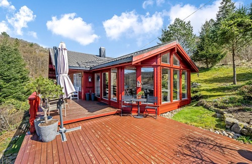 Lyngdal House | Gemütliches Helles Ferienhaus am See mit Panoramaseeblick + Hütte und Nahe Meer