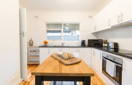 Glenelg East Apartment | Gem Apartment 2 - Courtyard I Coffee I Beach