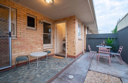Glenelg East Apartment | Gem Apartment 2 - Courtyard I Coffee I Beach