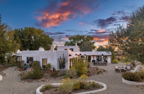 Taos House | Gem Hacienda-Taos, NM-Thanksgiving in a Luxe Home-9 bedrooms-Sleeps 30-Book Now!