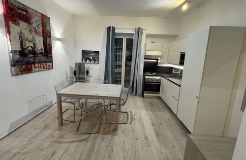 Suburbio XI della Vittoria Apartment | GEMELLI via PARATO bright and quiet attic