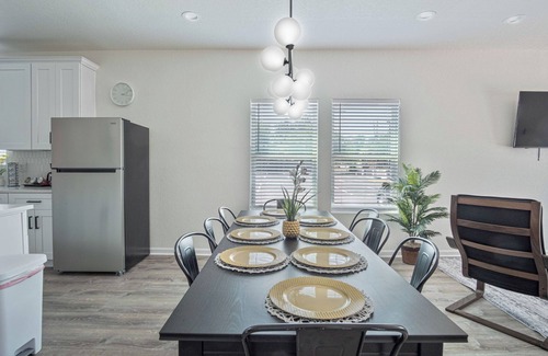 Eastside Promise Neighborhood Cottage | Generous 5br/3ba Haven Close to Alamo & Riverwalk!