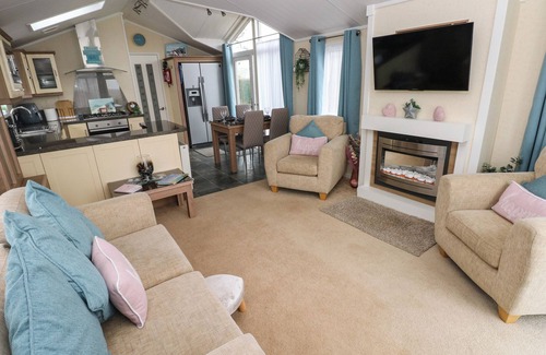 Hasguard Cross Cottage | GENTLE TIDE, pet friendly, with hot tub in Little Haven