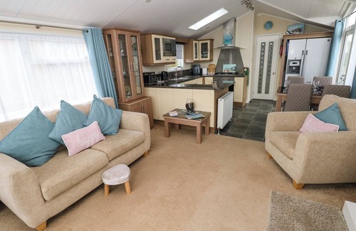 Hasguard Cross Cottage | GENTLE TIDE, pet friendly, with hot tub in Little Haven