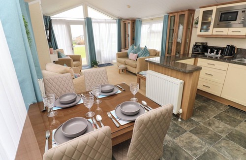 Hasguard Cross Cottage | GENTLE TIDE, pet friendly, with hot tub in Little Haven