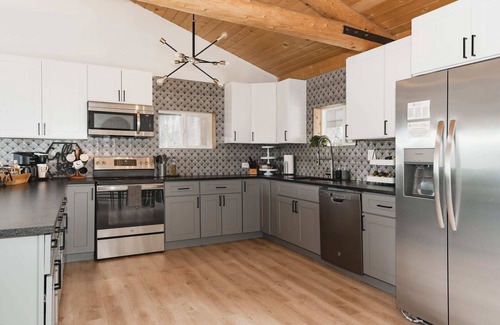 Pleasant Park Corridor Cabin | Genuine Log Cabin Retreat + Hot Tub & Covered Deck