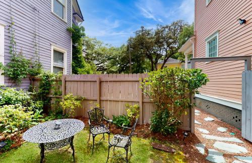 Thomas Square Apartment | Georgia Peach