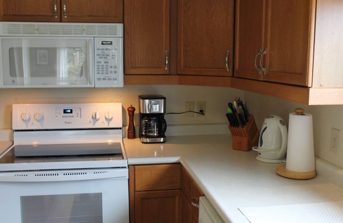 Wiarton Cottage | GEORGIAN BAY RETREAT-Stone Fireplace-Hot Tub- Dock- No Cleaning Fee!