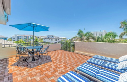 Siesta Key Village House | Gertrude's Siesta | 6 Terraces, Rooftop, Pool, 1-min to Beach and Village!
