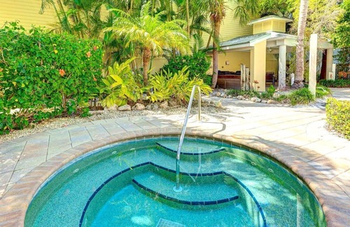 Siesta Key House | Gertrude's Siesta | Pool, Jacuzzi | 1 Min to Beach | 4 Min to Dining & Music