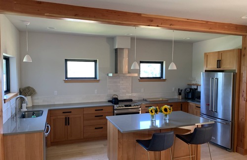 White Salmon House | Get Away to White Salmon; Hot Tub, Pickle-Ball, Basketball, Fitness Room & More!