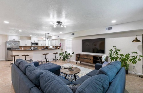 MacGregor House | Get Together & Stay-Play-Relax! Peaceful Oasis w/TVs, Games, & BBQ -LUCKY House