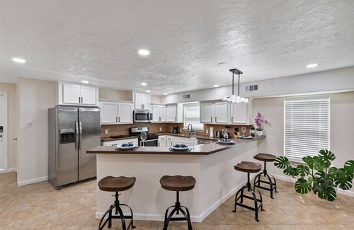 MacGregor House | Get Together & Stay-Play-Relax! Peaceful Oasis w/TVs, Games, & BBQ -LUCKY House