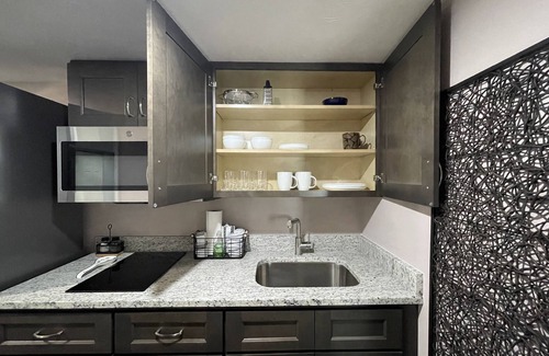 Southgate Apartment | Getaway Suite-HOT TUB! -5 miles from Beach!