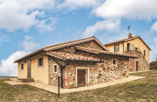 Chianciano Terme Apartment | 'Giaggiolo' Room with Mountain View, Shared Pool and Wi-Fi