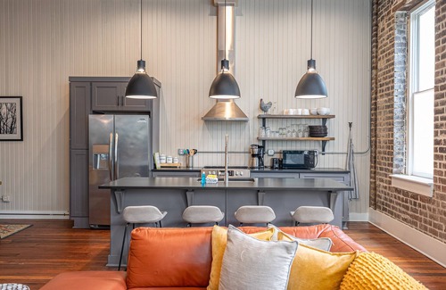 Historic District - North Condo | Giant Modern Loft on Broughton St!