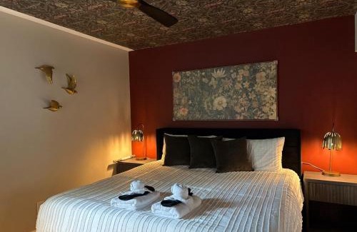 Savannah House | Gilded Magnolia Hideout, Sleeps8, Hot Tub, pet friendly