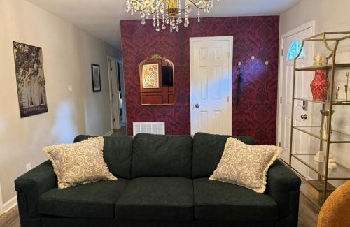 Savannah House | Gilded Magnolia Hideout, Sleeps8, Hot Tub, pet friendly
