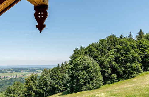 Frasdorf Apartment | Gipfelglück-chalet-suite mit 60qm, Schlafzimmer, Wohnraum mit Küche und Bad mit Sauna