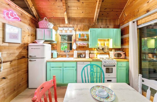 Gatlinburg - Pigeon Forge Cabin | Girls' Trip Cabin for 6 w/Hot Tub & Fire Pit!