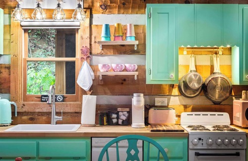 Gatlinburg - Pigeon Forge Cabin | Girls' Trip Cabin for 6 w/Hot Tub & Fire Pit!