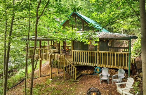 Gatlinburg - Pigeon Forge Cabin | Girls' Trip Cabin for 6 w/Hot Tub & Fire Pit!