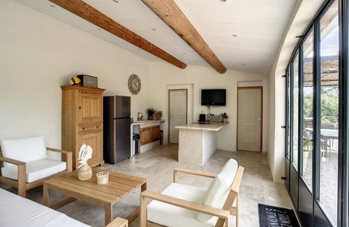 Noves Apartment | Gite au Calme Avec Piscine