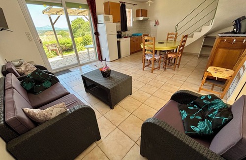 Liausson House | Gîte Ceberou facing the lake, shared garden and swimming pool