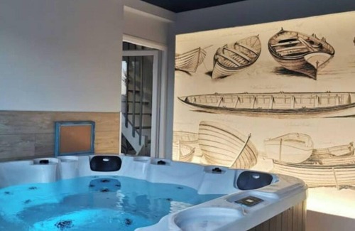 La Turballe House | Gite de la Baleine with Jacuzzi La Turballe