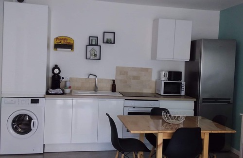Saint-Cannat Apartment | Gîte in the Aix countryside, 5 minutes from La Barben zoo, pets welcome