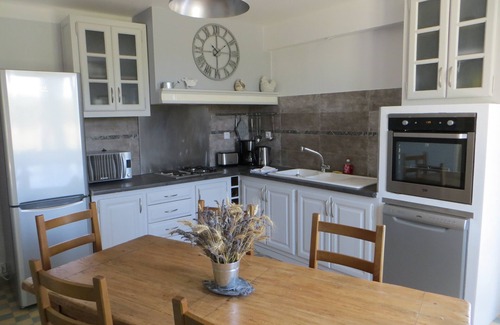 Sainte-Cecile-les-Vignes Other | gite la berthine provençale farm located in a wine village