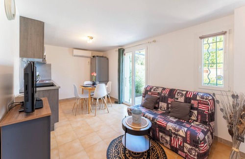 Vaison-la-Romaine Cottage | Gîte 'L'oustaou Du Clos' with Shared Pool, Wi-Fi and Air Conditioning