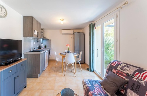 Vaison-la-Romaine Cottage | Gîte 'L'oustaou Du Clos' with Shared Pool, Wi-Fi and Air Conditioning