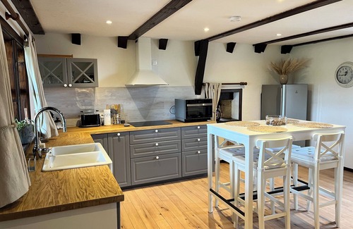 Fons House | Gîte La Borie, FonsnRenovated barn (18th cty) nwith view on alpacas & meadows