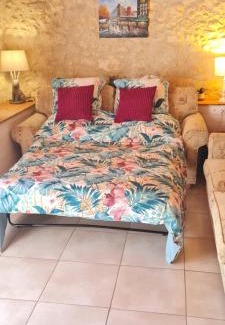 Saint-Privat-en-Perigord Apartment | Gite La Vieille Grange, with pool in the Dordogne