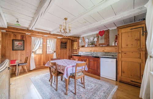 Eguisheim Apartment | Gîte on the 1st floor of a 1686 Alsatian house with parking lot