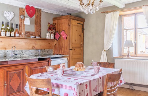 Eguisheim Apartment | Gîte on the 1st floor of a 1686 Alsatian house with parking lot