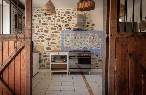 Lucq-de-Bearn House | Gîte sleeps 10, with indoor swimming pool ideal for families