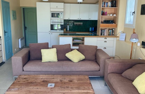 Mazan House | Gite Tourelle: delightful stone cottage in a quiet area surrounded by vines