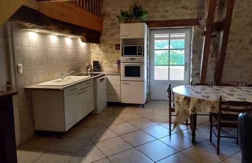 Mauroux House | Gite with large swimming pool, play area, adapted for wheelchair users. Quality bedding.