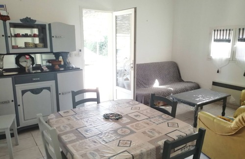 Saint-Cannat House | Gite with swimming pool in the countryside, near Aix-en-Prov, pets welcome.